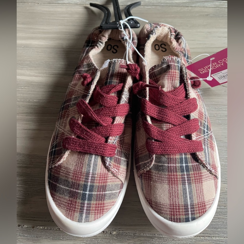 NEW Cute Maroon Plaid Slip On Sneakers Super Comfy Memory Foam Size 7 NWT